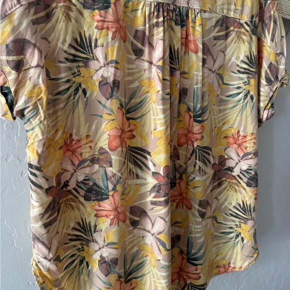 Hawaiian flower blouse - Picture 13 of 15